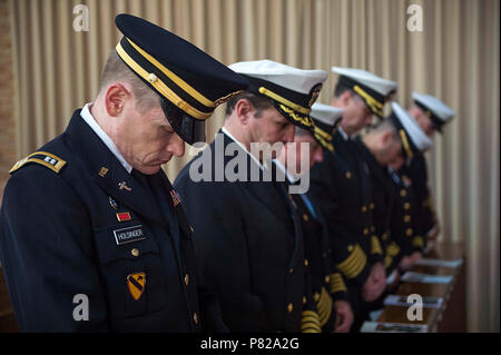 Spiaggia, Va. (26 maggio 2016) -- altoparlanti al giunto di base Expeditionary poco Creek-Fort Storia del Comandante campana annuale Tolling Cerimonia Commemorativa bow le loro teste in preghiera durante l invocazione. La campana Tolling cerimonia di premiazione si svolge ogni anno prima del Memorial Day in onore del servizio i membri che hanno compiuto il sacrificio estremo per il loro paese. Foto Stock