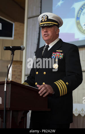Spiaggia, Va. (26 maggio 2016) -- Comandante, giunto di base Expeditionary poco Creek-Fort Story, il cap. Frank Hughlett apre il comandante JEBLCFS annuale del pedaggio campana cerimonia commemorativa. La campana Tolling cerimonia di premiazione si svolge ogni anno prima del Memorial Day in onore del servizio i membri che hanno compiuto il sacrificio estremo per il loro paese. Foto Stock