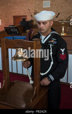 Spiaggia, Va. (26 maggio 2016) -- di Boatswain mate 1. Classe James Therrien suona il campanello al giunto di base Expeditionary poco Creek-Fort Storia del Comandante campana annuale Tolling cerimonia commemorativa. La campana Tolling cerimonia di premiazione si svolge ogni anno prima del Memorial Day in onore del servizio i membri che hanno compiuto il sacrificio estremo per il loro paese. Foto Stock