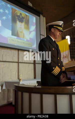 Spiaggia, Va. (26 maggio 2016) -- Capt. Ron Foy legge i nomi dei marinai deceduti in corrispondenza della giunzione base Expeditionary poco Creek-Fort Storia del Comandante campana annuale Tolling cerimonia commemorativa. La campana Tolling cerimonia di premiazione si svolge ogni anno prima del Memorial Day in onore del servizio i membri che hanno compiuto il sacrificio estremo per il loro paese. Foto Stock