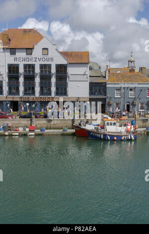 La barra di ancoraggio e il Café, Dorset, Regno Unito. Il 1 agosto 2017. Regno Unito Meteo. Vacanze a Weymouth harbour godendo il sole. Weymouth Dorset, Regno Unito. Foto Stock