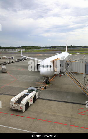 NARITA, Giappone - Maggio 2018 : aereo rimorchiatori, macchina per spingere indietro il velivolo di rullaggio nei servizi di assistenza a terra presso l'Aeroporto di Narita, Giappone. Foto Stock