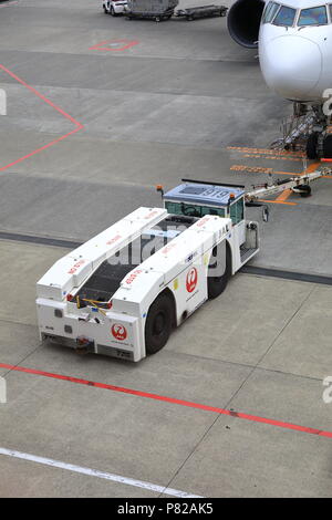 NARITA, Giappone - Maggio 2018 : aereo rimorchiatori, macchina per spingere indietro il velivolo di rullaggio nei servizi di assistenza a terra presso l'Aeroporto di Narita, Giappone. Foto Stock