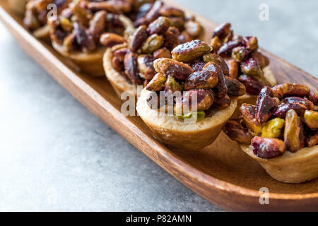 Mini crostate di pistacchio, Tartolet o pasticcini con i dadi. Dolce tradizionale. Foto Stock