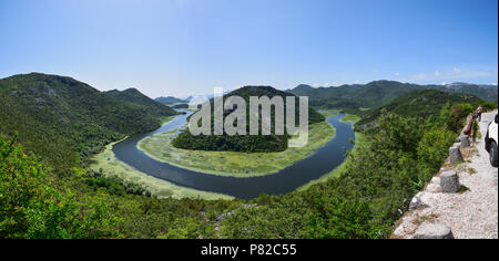 Crnojevica Fiume (Rijeka Crnojevića) è un breve fiume nel sud del Montenegro che scorre nel lago di Skadar (Skadarsko Jezero). Foto Stock