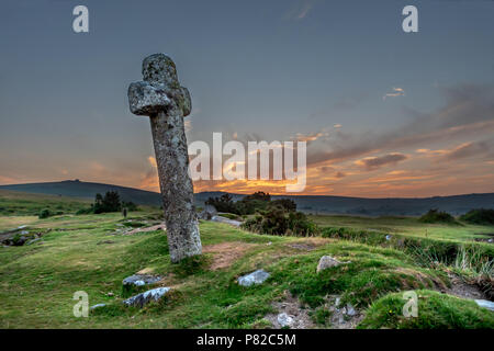 Windy Post Dartmoor Devon England Luglio 06, 2018 Un'antica croce di granito serve come un modo accanto alla Grimstone e Sortridge leat Foto Stock