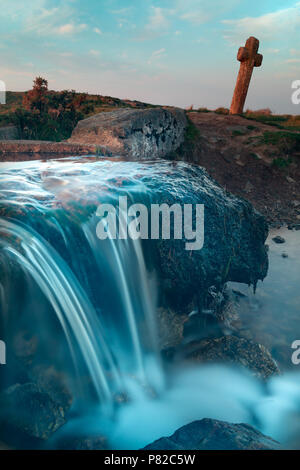 Windy Post Dartmoor Devon England Luglio 06, 2018 Un'antica croce di granito serve come un modo accanto alla Grimstone e Sortridge leat Foto Stock