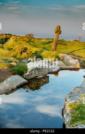 Windy Post Dartmoor Devon England Luglio 06, 2018 Un'antica croce di granito serve come un modo accanto alla Grimstone e Sortridge leat Foto Stock