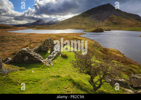 Llyn Dywarchen nel Parco Nazionale di Snowdonia. Foto Stock