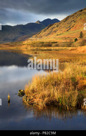 LLyn Lockwood con la Snowdon Horseshoe nella distanza. Foto Stock