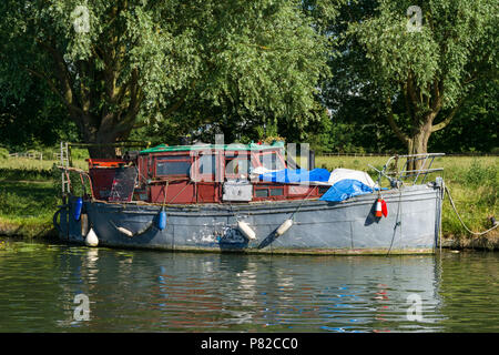 Un GRP fatiscente barca cruiser home ormeggiato sul lato di un parco in Cambridge Foto Stock