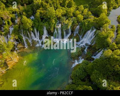 Cascata Kravica è una grande cascata di tufo sul fiume Trebižat, in Bosnia ed Erzegovina. La sua altezza è di circa 25 metri. Foto Stock