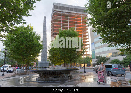 ASHEVILLE, North Carolina, Stati Uniti d'America - 9 giugno 2017: Il Vance monumento e fontana nel Pack rotondo quadrato tramonto nel cuore del centro cittadino di Asheville, NC Foto Stock