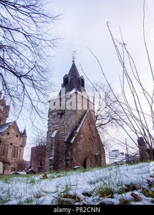 Laurino, Scozia - 29 dicembre 2017: una vista laterale del St. Mary's steeple nella neve presso la vecchia chiesa parrocchiale cimitero. Foto Stock