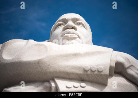 WASHINGTON DC - Washington DC - Una vista da sotto della statua principale presso il memoriale di Martin Luther King a Washington DC. La statua fu scolpita da artista cinese Lei Yixin. Foto Stock