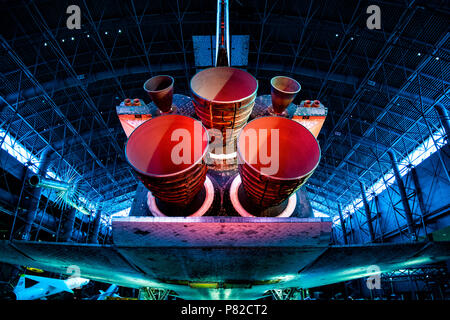 Space Shuttle Discovery Rocket Boosters Udvar-Hazy Center Chantilly Virginia // CHANTILLY, Virginia - la sezione di coda dello Space Shuttle Discovery, con i suoi booster di razzi, in mostra allo Smithsonian's Steven F. Udvar-Hazy Center. Discovery ha completato 39 missioni durante la sua carriera operativa dal 1984 al 2011, tra cui l'impiego del telescopio spaziale Hubble e il servizio di ritorno in volo dopo gli incidenti Challenger e Columbia. Lo Steven F. Udvar-Hazy Center è la struttura complementare del National Air and Space Museum, che ospita la collezione di grandi intelligenza artificiale del museo Foto Stock