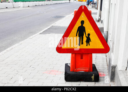 Svedese di cartello stradale avviso per pedoni in uso temporaneo. Foto Stock