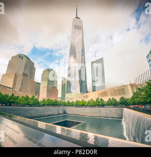Memorial creato in memoria delle vittime delle Twin Towers in Lower Manhattan, New York City e sullo sfondo la nuova One World Trade Center sorge pr Foto Stock