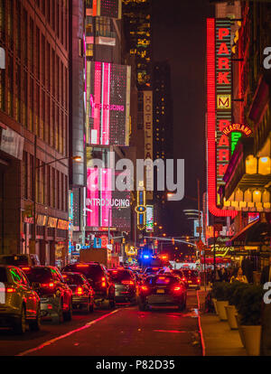 Le ore notturne per le strade di Manhattan, vicino a Times Square con le luminose colorate insegne luminose e luci auto, New York, Stati Uniti d'America Foto Stock