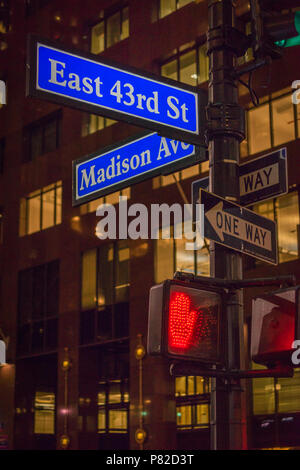 Cartello stradale, indicazioni, semafori e attraversamento pedonale a Manhattan, New York City, Stati Uniti d'America Foto Stock