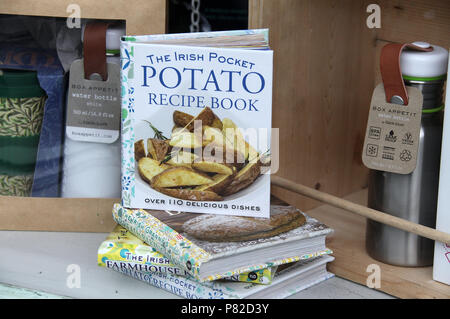 Ricetta di patate prenota nella vetrina di un negozio. Foto Stock