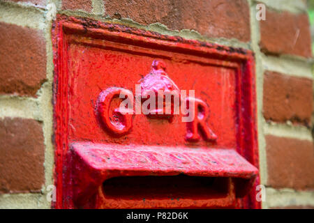 Royal cypher su un rosso inglese casella postale a partire dal tempo di Re Giorgio V, Lewes, Regno Unito Foto Stock