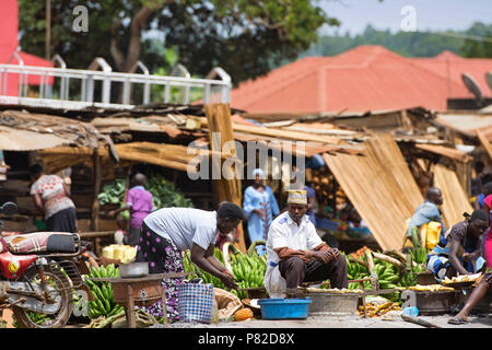 Venditori ambulanti, Vendita Matooke Uganda, strada del mercato alimentare, il mercato di frutta e verdura, Africa orientale Foto Stock