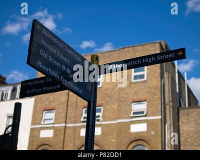 London, Regno Unito - 07 Luglio 2018: cartello turistico sulla strada, indicando le direzioni per diversi luoghi in Shoreditch area. Foto Stock