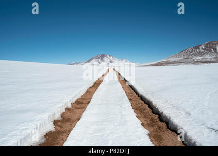Coperte di neve in strada Eduardo Avaroa fauna Andina riserva nazionale, Bolivia. Foto Stock