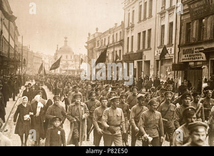 I bolscevichi in Russia - Rivoluzione Bolscevica. Esercito bolscevico tipica del miglior soldiery Russo, marciando attraverso le strade di Mosca circa 1919 Foto Stock