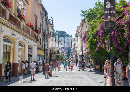 Corso Italia, una strada principale attraverso Sorrento sulla Costiera Amalfitana, Italia Foto Stock