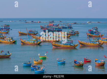 Mui Ne, Vietnam - un piccolo villaggio di pescatori, Mui ne è un gioiello nascosto della costa sud. Qui in particolare i pescatori tradizionali barche Foto Stock