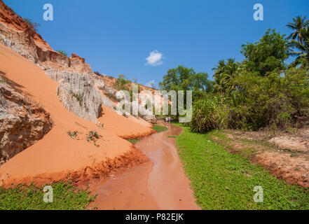 Mui Ne, Vietnam - un piccolo villaggio di pescatori, Mui ne è un gioiello nascosto della costa sud. Qui in particolare il colorato fata Stream Foto Stock