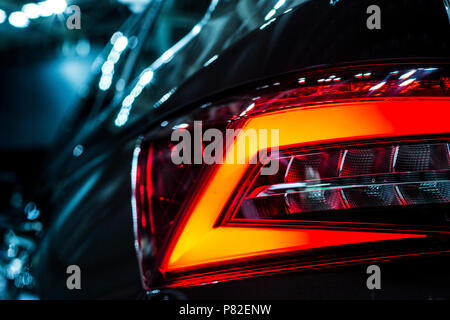 La luce di stop posteriore del suv nero auto Foto Stock