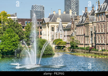 L'Aia (Den Haag), Paesi Bassi, Luglio 8, 2018: vista sulla fontana di Hofvijver stagno con il museo Mauritshuis e Binnenhof gli edifici del Parlamento europeo Foto Stock