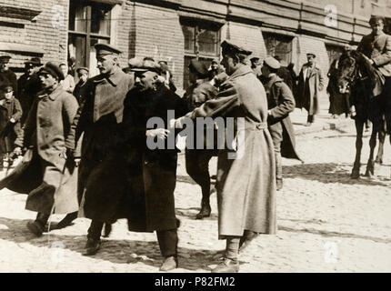 Scene bolscevica a Mosca. Questo esclusivo foto mostra le scene del terrorismo a Mosca. Le guardie rosse sono mostrati l'arresto di un uomo sospettato di contro-rivoluzionario tenute in una pubblica piazza - prima di gennaio 9 1919 ca. 1918 Foto Stock