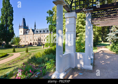 Pseudogoticky zamek z 1547, Zruc nad Sazavou, Středočeský kraj, Ceska republika / neo-gotico del castello dal 1547, città Zruc nad Sazavou, Boemia centrale, Foto Stock