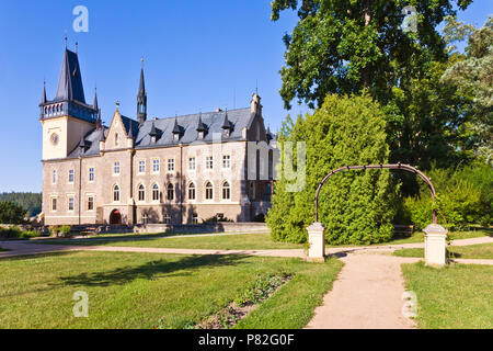 Pseudogoticky zamek z 1547, Zruc nad Sazavou, Středočeský kraj, Ceska republika / neo-gotico del castello dal 1547, città Zruc nad Sazavou, Boemia centrale, Foto Stock