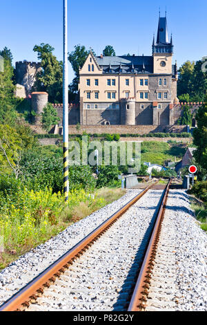 Pseudogoticky zamek z 1547, Zruc nad Sazavou, Středočeský kraj, Ceska republika / neo-gotico del castello dal 1547, città Zruc nad Sazavou, Boemia centrale, Foto Stock