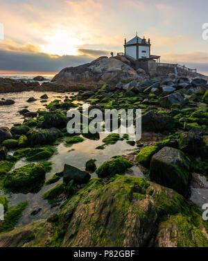 Cappella di Senhora da Pedra su Miramar Beach vicino a Porto, Portogallo Foto Stock