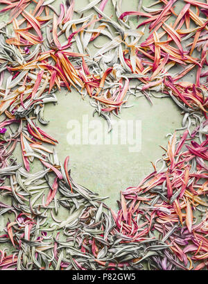 Cuore floreale telaio realizzato con colorati petali di colore pastello, vista dall'alto, piatto laici. Fiori creativi concetto di amore Foto Stock