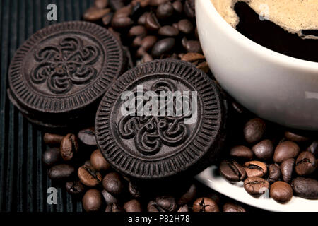 In prossimità di una tazza da caffè luoghi vicino a 2 biscotti Foto Stock