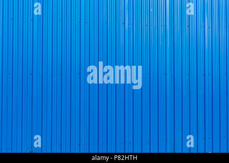 Blu superficie metallica strisce verticali modello sfondo texture Foto Stock