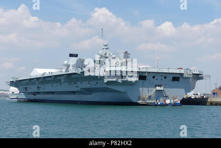 HMS QUEEN ELIZABETH (RTo8) Riyal Navy portaerei in Portsmouth Porto, luglio 2018. Foto: Tony Gle Foto Stock