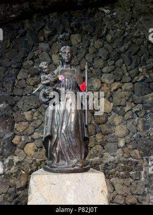 Tenerife, Candelaria - Grotta Grotta o chiesa con il santuario della Vergine di Candelaria, statua recuperati dal mare . Foto Stock