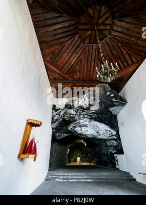 Tenerife, Candelaria - Grotta Grotta o chiesa con il santuario della Vergine di Candelaria, statua recuperati dal mare . Foto Stock