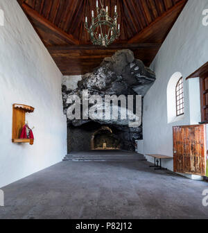 Tenerife, Candelaria - Grotta Grotta o chiesa con il santuario della Vergine di Candelaria, statua recuperati dal mare . Foto Stock