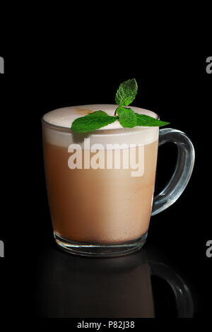 Coppa trasparente di menta Cappuccino isolato su nero Foto Stock