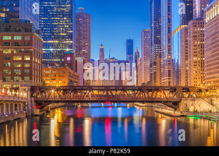 Chicago, Illinois, Stati Uniti d'America cityscape sul fiume al crepuscolo. Foto Stock