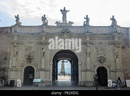 ALBA Iulia, Romania - 6 agosto 2017: cittadella fortezza Alba Carolina, cortile vicino alla terza porta. Foto Stock